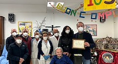 Il comitato del Poggetto consegna l'olio nuovo alla Rsa